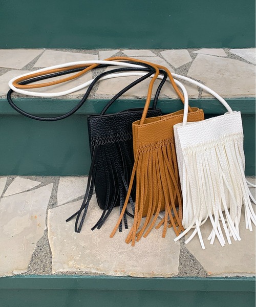 mi via loca（ミヴィアロカ）の「フリンジスマホショルダーバッグ（ショルダーバッグ・レディース・ブラック/キャメル/ホワイト・FREE）」の18枚目の写真