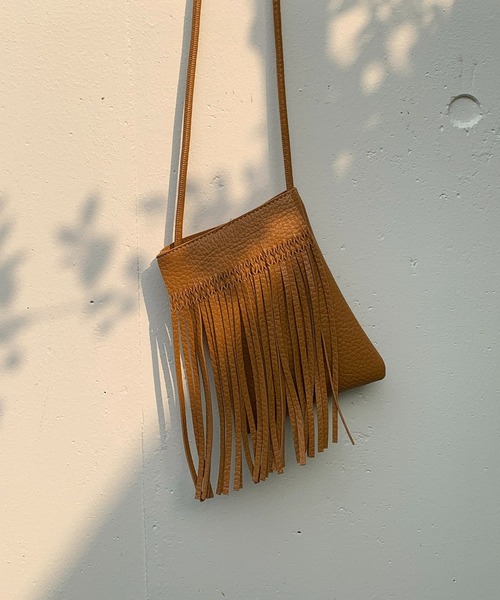 mi via loca（ミヴィアロカ）の「フリンジスマホショルダーバッグ（ショルダーバッグ・レディース・ブラック/キャメル/ホワイト・FREE）」の20枚目の写真