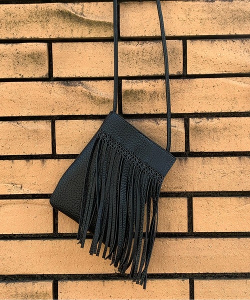 mi via loca（ミヴィアロカ）の「フリンジスマホショルダーバッグ（ショルダーバッグ・レディース・ブラック/キャメル/ホワイト・FREE）」の6枚目の写真