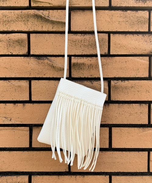 mi via loca（ミヴィアロカ）の「フリンジスマホショルダーバッグ（ショルダーバッグ・レディース・ブラック/キャメル/ホワイト・FREE）」の5枚目の写真
