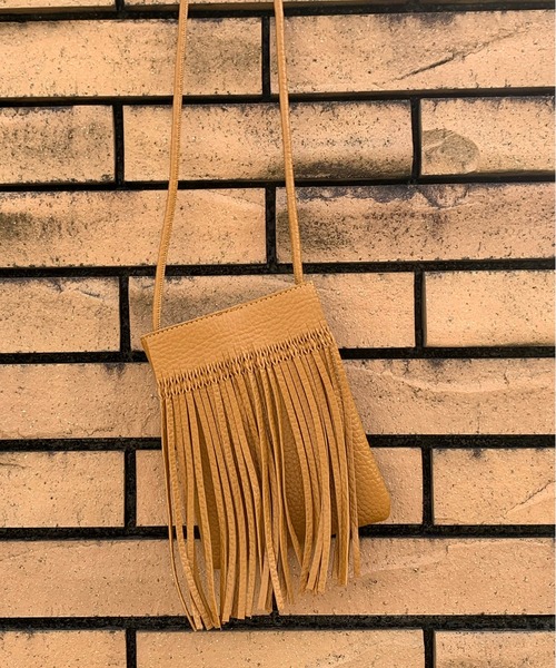 mi via loca（ミヴィアロカ）の「フリンジスマホショルダーバッグ（ショルダーバッグ・レディース・ブラック/キャメル/ホワイト・FREE）」の7枚目の写真