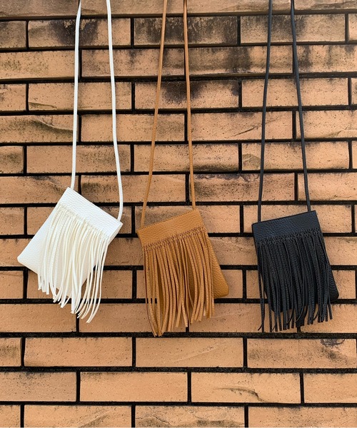 mi via loca（ミヴィアロカ）の「フリンジスマホショルダーバッグ（ショルダーバッグ・レディース・ブラック/キャメル/ホワイト・FREE）」の4枚目の写真