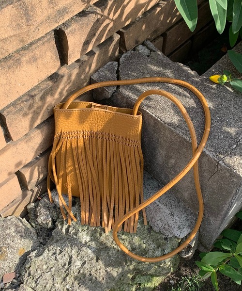 mi via loca（ミヴィアロカ）の「フリンジスマホショルダーバッグ（ショルダーバッグ・レディース・ブラック/キャメル/ホワイト・FREE）」の9枚目の写真