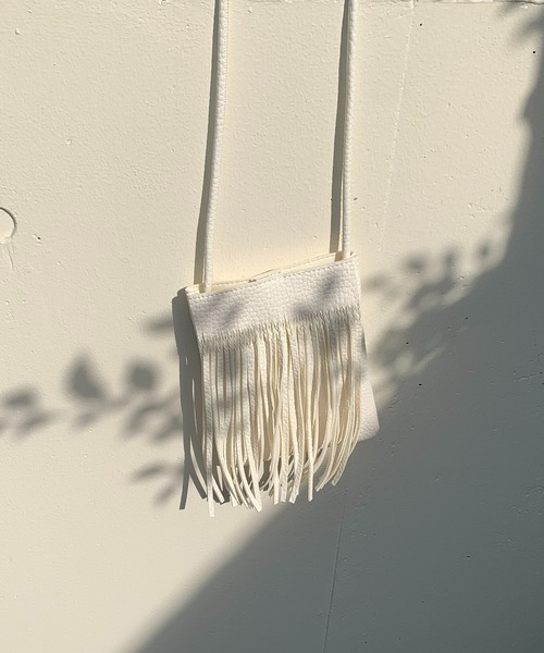 mi via loca（ミヴィアロカ）の「フリンジスマホショルダーバッグ（ショルダーバッグ・レディース・ブラック/キャメル/ホワイト・FREE）」の11枚目の写真