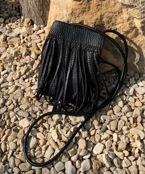 mi via loca（ミヴィアロカ）の「フリンジスマホショルダーバッグ（ショルダーバッグ・レディース・ブラック/キャメル/ホワイト・FREE）」の10枚目の写真