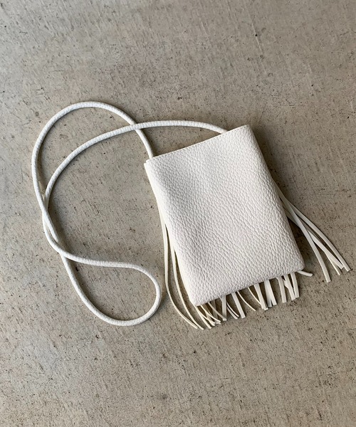 mi via loca（ミヴィアロカ）の「フリンジスマホショルダーバッグ（ショルダーバッグ・レディース・ブラック/キャメル/ホワイト・FREE）」の13枚目の写真