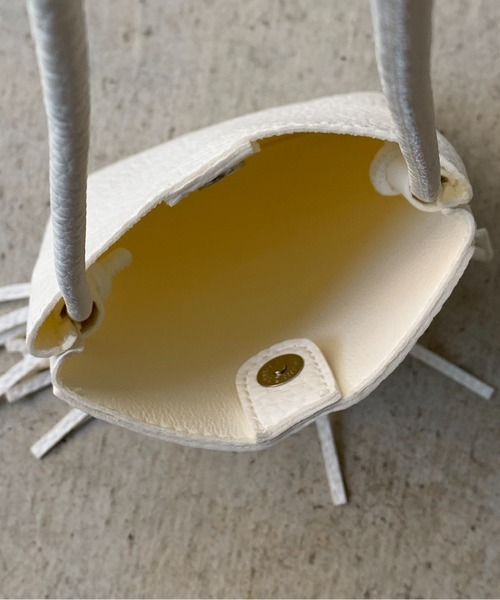 mi via loca（ミヴィアロカ）の「フリンジスマホショルダーバッグ（ショルダーバッグ・レディース・ブラック/キャメル/ホワイト・FREE）」の14枚目の写真