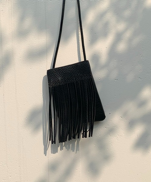 mi via loca（ミヴィアロカ）の「フリンジスマホショルダーバッグ（ショルダーバッグ・レディース・ブラック/キャメル/ホワイト・FREE）」の19枚目の写真