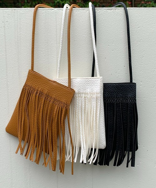 mi via loca（ミヴィアロカ）の「フリンジスマホショルダーバッグ（ショルダーバッグ・レディース・ブラック/キャメル/ホワイト・FREE）」の21枚目の写真
