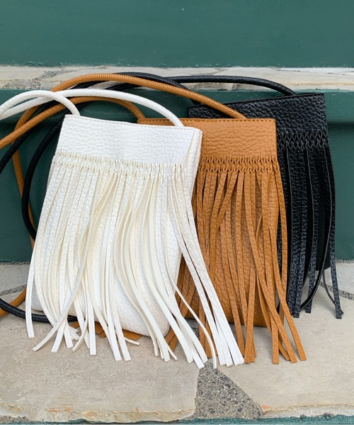 mi via loca（ミヴィアロカ）の「フリンジスマホショルダーバッグ（ショルダーバッグ・レディース・ブラック/キャメル/ホワイト・FREE）」の17枚目の写真