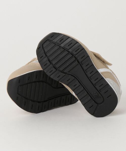 NEW BALANCE(ニューバランス)の「996(スニーカー・キッズ・ベージュ・12.0cm/12.5cm/13.0cm/13.5cm/14.0cm/14.5cm/15.0cm/15.5cm/16.0cm/16.5cm)」の4枚目の写真