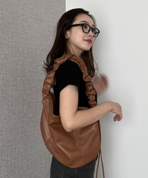 y/m by 村岡美里（イムバイムラオカミサト）の「ドローコードショルダーBAG（ショルダーバッグ・レディース・ブラウン/アイボリー/ブラック・FREE）」の10枚目の写真