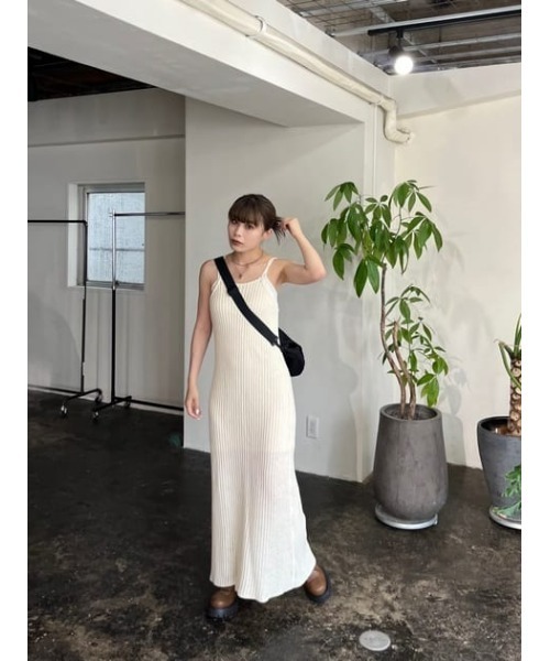 LAGUA GEM（ラグアジェム）の「LOW GAUGE KNIT キャミワンピース（ワンピース・レディース・オフホワイト/グレー/ブラック・FREE）」の22枚目の写真