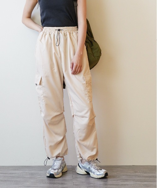 COMON+(コモンプラス)の「裾 スピンドル 付き レディースイージーカーゴパンツ(カーゴパンツ・レディース・チャコールグレー/ブラック/カーキ/ピンク/ベージュ・M/L/S/XL)」の18枚目の写真