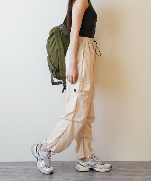 COMON+(コモンプラス)の「裾 スピンドル 付き レディースイージーカーゴパンツ(カーゴパンツ・レディース・チャコールグレー/ブラック/カーキ/ピンク/ベージュ・M/L/S/XL)」の19枚目の写真