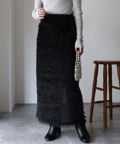 Riberry(リベリー)の「シャギーフリンジラメタイトスカート(スカート・レディース・アイボリー/ブラック・MEDIUM)」の4枚目の写真