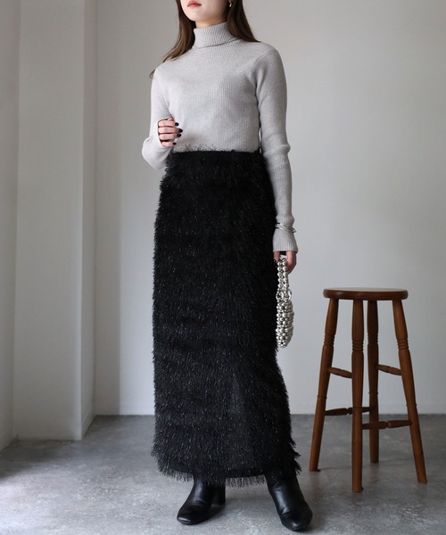 Riberry(リベリー)の「シャギーフリンジラメタイトスカート(スカート・レディース・アイボリー/ブラック・MEDIUM)」の6枚目の写真