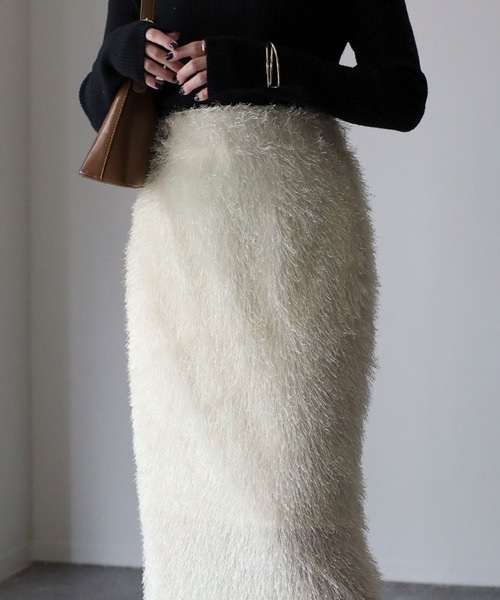 Riberry(リベリー)の「シャギーフリンジラメタイトスカート(スカート・レディース・アイボリー/ブラック・MEDIUM)」の8枚目の写真