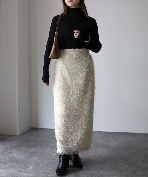 Riberry(リベリー)の「シャギーフリンジラメタイトスカート(スカート・レディース・アイボリー/ブラック・MEDIUM)」の9枚目の写真