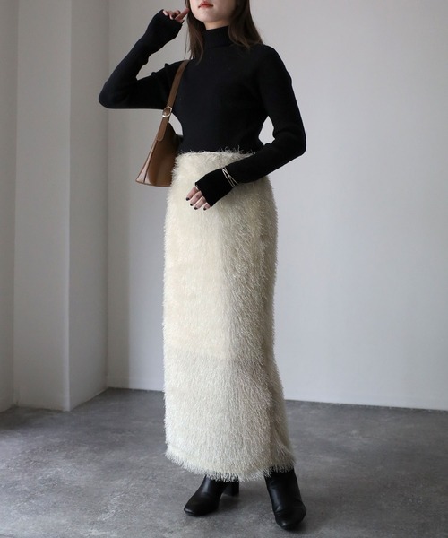 Riberry(リベリー)の「シャギーフリンジラメタイトスカート(スカート・レディース・アイボリー/ブラック・MEDIUM)」の10枚目の写真