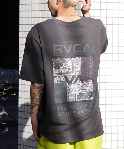 RVCA（ルーカ）の「RVCA/ルーカ 半袖Tee バンダナ柄 ボックスシルエット BE041-P21（Tシャツ/カットソー・メンズ・スミクロ/ベージュ/ホワイト/ブラック・L/M/S）」の3枚目の写真