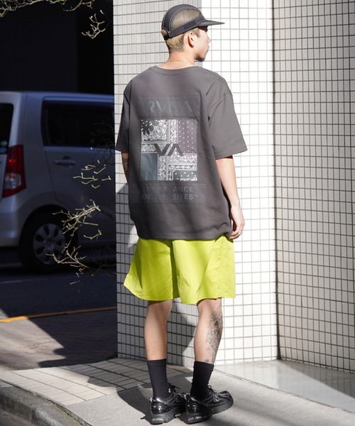RVCA（ルーカ）の「RVCA/ルーカ 半袖Tee バンダナ柄 ボックスシルエット BE041-P21（Tシャツ/カットソー・メンズ・スミクロ/ベージュ/ホワイト/ブラック・L/M/S）」の21枚目の写真