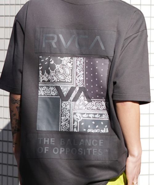 RVCA（ルーカ）の「RVCA/ルーカ 半袖Tee バンダナ柄 ボックスシルエット BE041-P21（Tシャツ/カットソー・メンズ・スミクロ/ベージュ/ホワイト/ブラック・L/M/S）」の6枚目の写真