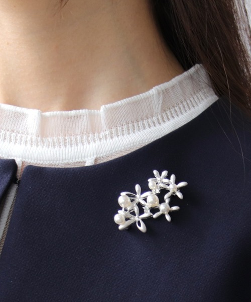 パール×メタルフラワーブローチ【フォーマル/セレモニー/入卒/デイリー