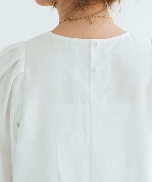 le.coeur blanc(ルクールブラン)の「モイストブロードショルダータックブラウス(シャツ/ブラウス・レディース・ネイビー/オフホワイト・38)」の4枚目の写真