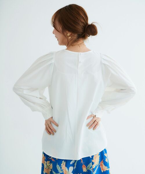 le.coeur blanc(ルクールブラン)の「モイストブロードショルダータックブラウス(シャツ/ブラウス・レディース・ネイビー/オフホワイト・38)」の8枚目の写真