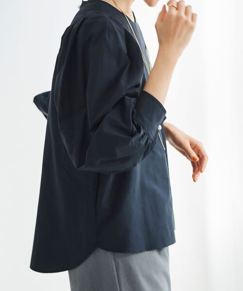 le.coeur blanc(ルクールブラン)の「モイストブロードショルダータックブラウス(シャツ/ブラウス・レディース・ネイビー/オフホワイト・38)」の21枚目の写真
