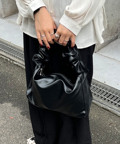 LVEU.（ラブユ.）の「【LVEU.】ギャザースクエアバッグ /  バッグ 鞄 BAG ハンドバッグ スクエア ギャザー ワンショルダー シルバー ショルダー くしゅくしゅ（ハンドバッグ・レディース・アイボリー/ブラック/シルバー・FREE）」の3枚目の写真