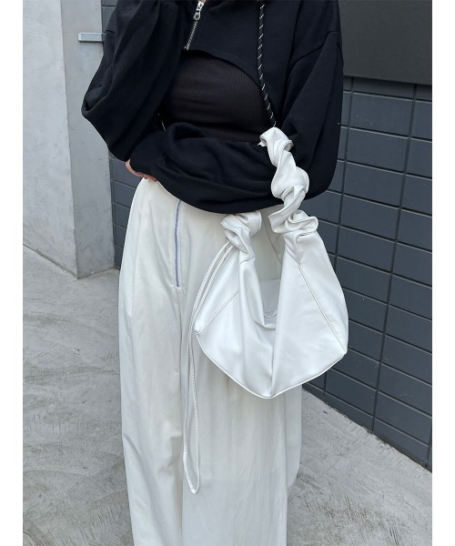 LVEU.（ラブユ.）の「【LVEU.】ギャザースクエアバッグ /  バッグ 鞄 BAG ハンドバッグ スクエア ギャザー ワンショルダー シルバー ショルダー くしゅくしゅ（ハンドバッグ・レディース・アイボリー/ブラック/シルバー・FREE）」の5枚目の写真