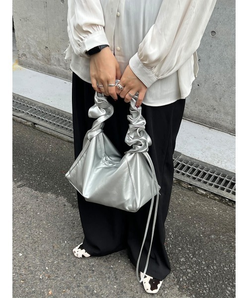 LVEU.（ラブユ.）の「【LVEU.】ギャザースクエアバッグ /  バッグ 鞄 BAG ハンドバッグ スクエア ギャザー ワンショルダー シルバー ショルダー くしゅくしゅ（ハンドバッグ・レディース・アイボリー/ブラック/シルバー・FREE）」の7枚目の写真