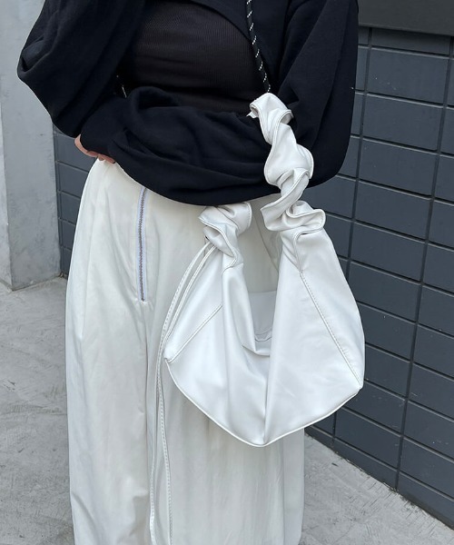 LVEU.（ラブユ.）の「【LVEU.】ギャザースクエアバッグ /  バッグ 鞄 BAG ハンドバッグ スクエア ギャザー ワンショルダー シルバー ショルダー くしゅくしゅ（ハンドバッグ・レディース・アイボリー/ブラック/シルバー・FREE）」の21枚目の写真