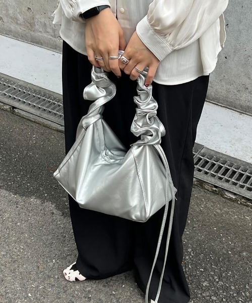 LVEU.（ラブユ.）の「【LVEU.】ギャザースクエアバッグ /  バッグ 鞄 BAG ハンドバッグ スクエア ギャザー ワンショルダー シルバー ショルダー くしゅくしゅ（ハンドバッグ・レディース・アイボリー/ブラック/シルバー・FREE）」の17枚目の写真