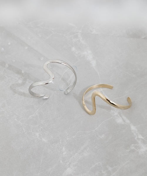 KATHARINE ROSS（キャサリンロス）の「【KATHARINE ROSS】ウェーブメタルバングル（バングル/リストバンド・レディース・シルバー/ゴールド・MEDIUM）」の2枚目の写真