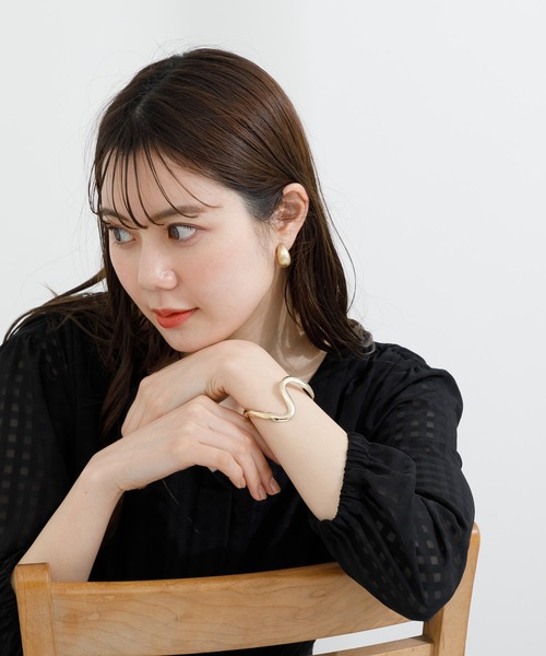 KATHARINE ROSS（キャサリンロス）の「【KATHARINE ROSS】ウェーブメタルバングル（バングル/リストバンド・レディース・シルバー/ゴールド・MEDIUM）」の9枚目の写真