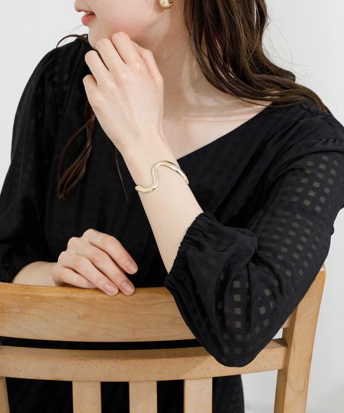 KATHARINE ROSS（キャサリンロス）の「【KATHARINE ROSS】ウェーブメタルバングル（バングル/リストバンド・レディース・シルバー/ゴールド・MEDIUM）」の4枚目の写真
