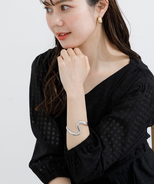 KATHARINE ROSS（キャサリンロス）の「【KATHARINE ROSS】ウェーブメタルバングル（バングル/リストバンド・レディース・シルバー/ゴールド・MEDIUM）」の5枚目の写真
