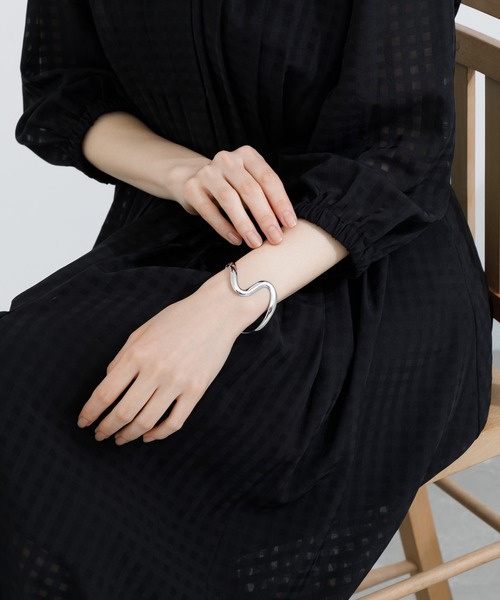 KATHARINE ROSS（キャサリンロス）の「【KATHARINE ROSS】ウェーブメタルバングル（バングル/リストバンド・レディース・シルバー/ゴールド・MEDIUM）」の6枚目の写真