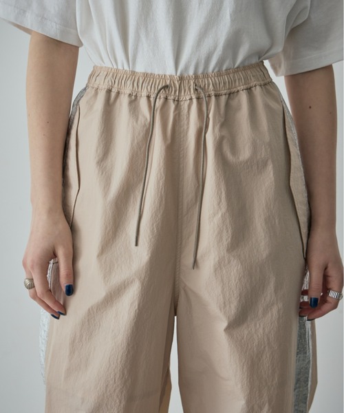 CREOLME（クレオルム）の「(CREOLME)サイドラインナイロンパンツ（その他パンツ・レディース・ブラック/ベージュ・SMALL/MEDIUM）」の12枚目の写真