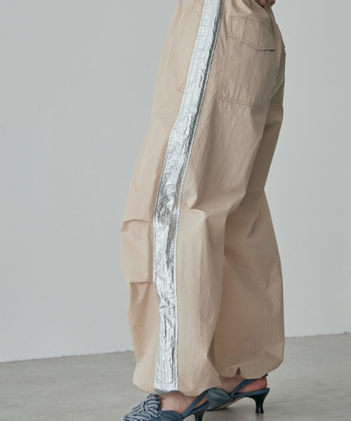 CREOLME（クレオルム）の「(CREOLME)サイドラインナイロンパンツ（その他パンツ・レディース・ブラック/ベージュ・SMALL/MEDIUM）」の10枚目の写真