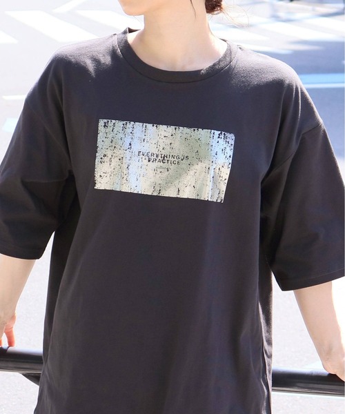 tiptop(ティップトップ)の「箔プリント半袖BIGTシャツ(Tシャツ/カットソー・レディース・ネイビー/オフホワイト/ブラック系その他/ブラック系その他2/ホワイト系その他/ブラック系その他3/ホワイト系その他2/ブラウン系その他/ブラウン系その他2・FREE)」の6枚目の写真