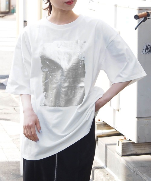 tiptop(ティップトップ)の「箔プリント半袖BIGTシャツ(Tシャツ/カットソー・レディース・ネイビー/オフホワイト/ブラック系その他/ブラック系その他2/ホワイト系その他/ブラック系その他3/ホワイト系その他2/ブラウン系その他/ブラウン系その他2・FREE)」の17枚目の写真