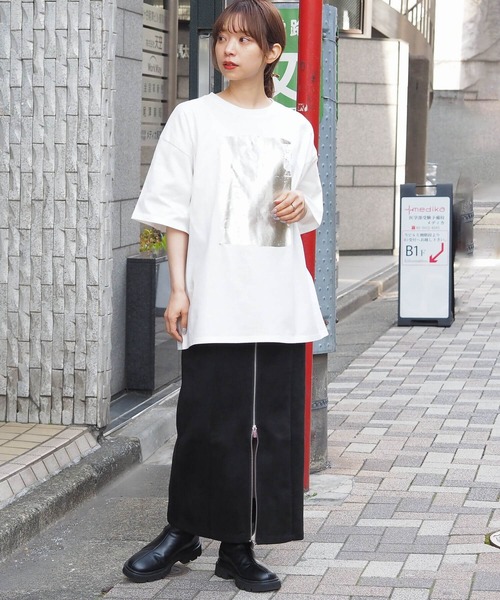 tiptop(ティップトップ)の「箔プリント半袖BIGTシャツ(Tシャツ/カットソー・レディース・ネイビー/オフホワイト/ブラック系その他/ブラック系その他2/ホワイト系その他/ブラック系その他3/ホワイト系その他2/ブラウン系その他/ブラウン系その他2・FREE)」の15枚目の写真