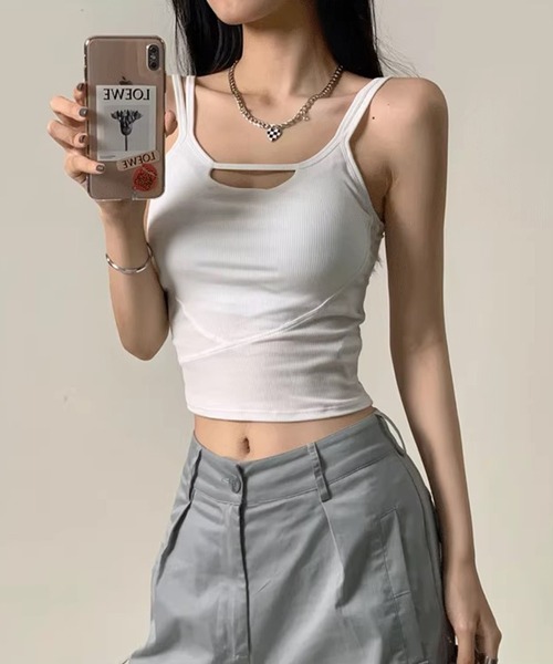 ALTROSE(アルトローズ)の「【パッド付き】フロント カットアウト デコルテ バックオープン キャミソール ブラトップ(キャミソール・レディース・グレー/ホワイト/ブラック・FREE)」の7枚目の写真
