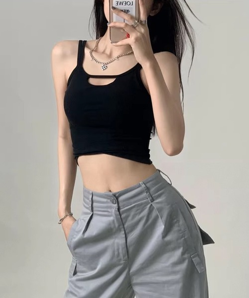 ALTROSE(アルトローズ)の「【パッド付き】フロント カットアウト デコルテ バックオープン キャミソール ブラトップ(キャミソール・レディース・グレー/ホワイト/ブラック・FREE)」の11枚目の写真