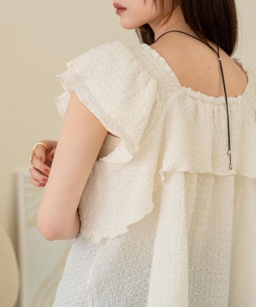 【5日まで出品】新品タグ付 hinari シャーリングフリルブラウス アイボリー シャーリングフリルブラウス（シャツ/ブラウス）｜hinari