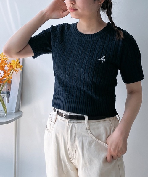 AS KNOW AS plus(アズノゥアズプラス)の「◎ロゴ刺繍 ケーブルニット半袖プルオーバー(ニット/セーター・レディース・ブルー/ネイビー/グレー/オフホワイト/レッド/ホワイト×ブラック/シルバー・FREE)」の1枚目の写真